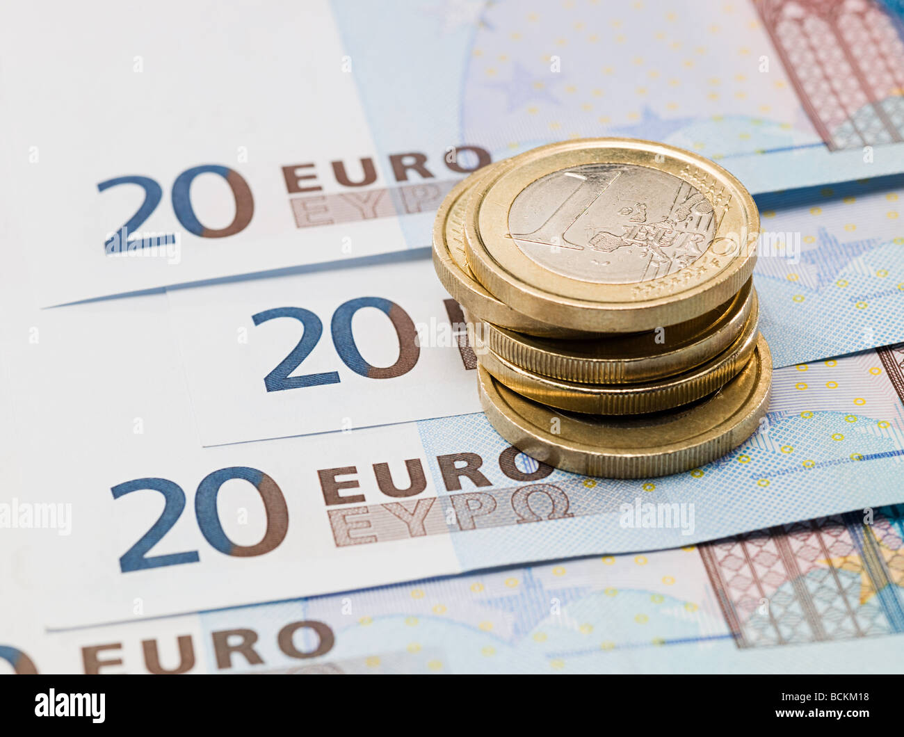 Euro-Münzen und Banknoten Stockfoto