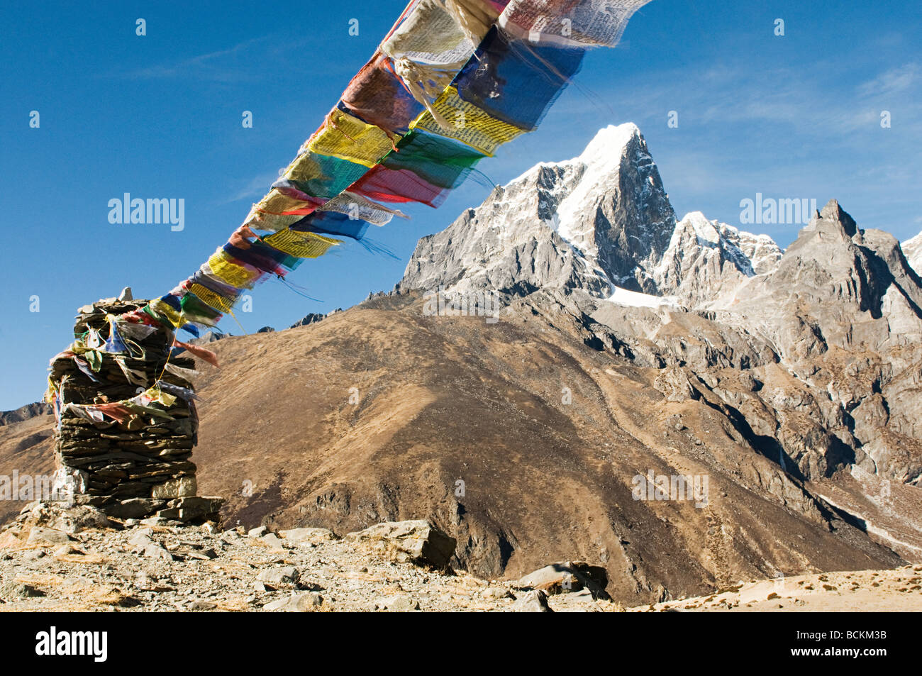 Buddhistische Gebetsfahnen im Himalaya Stockfoto