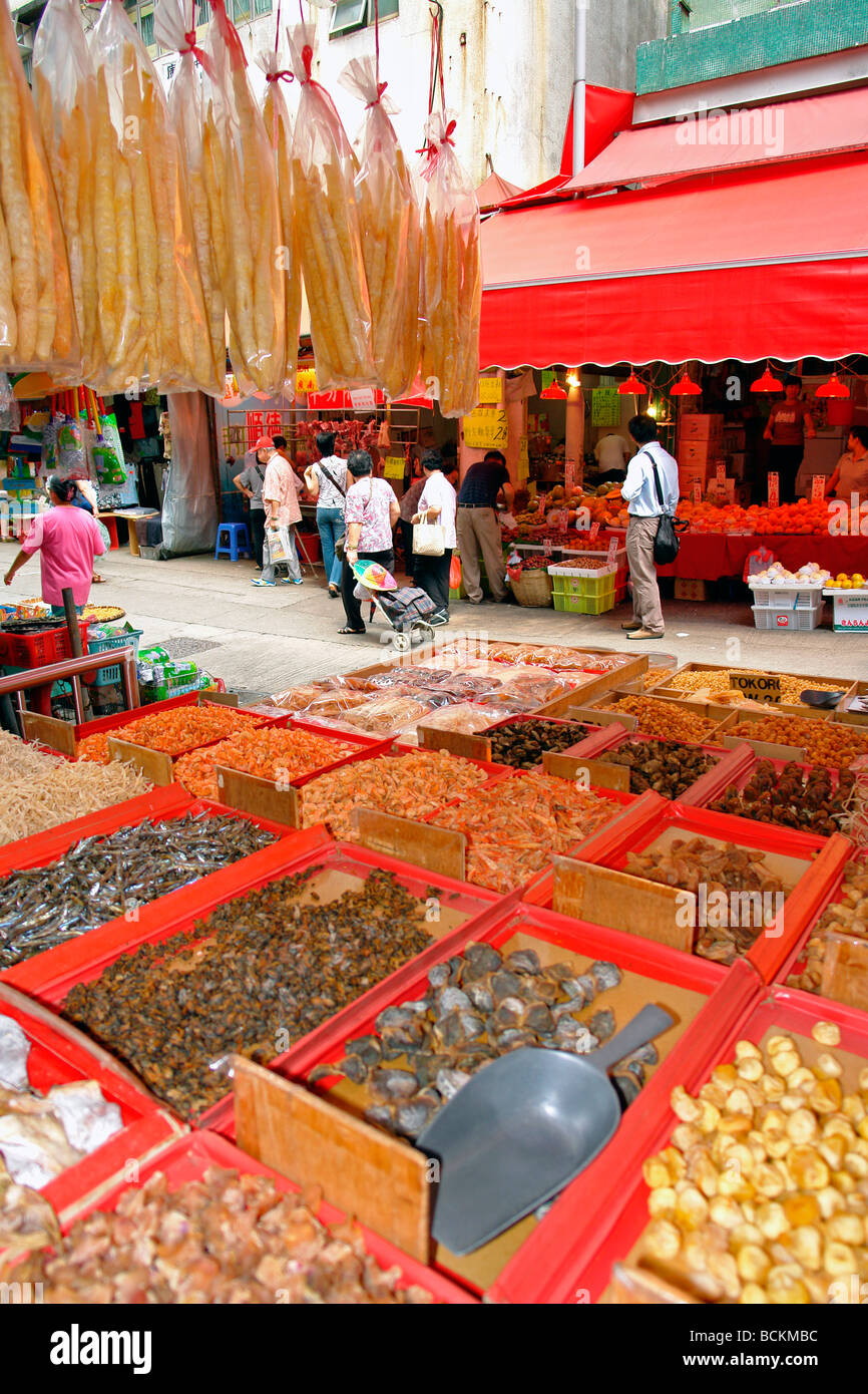 China Hong Kong Tai Po Bezirk Fu Shin Straßenmarkt öffnen Luft Markt trockenen Fisch und Kräuter-shop Stockfoto