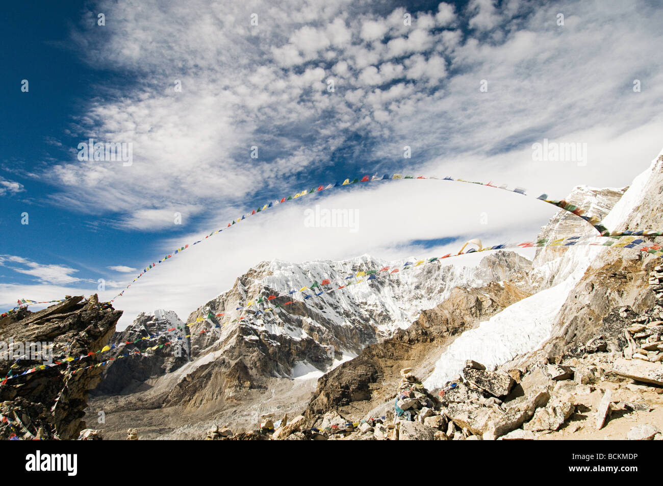 Gebetsfahnen und Himalaya Stockfoto