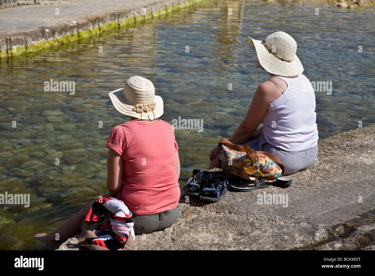 Frauen bei Il-Qawra oder Binnenmeer, einem Binnenstaat Meerwasserpool beendet durch einen Tunnel durch den Felsen paddeln. Gozo, Malta, EU. Stockfoto