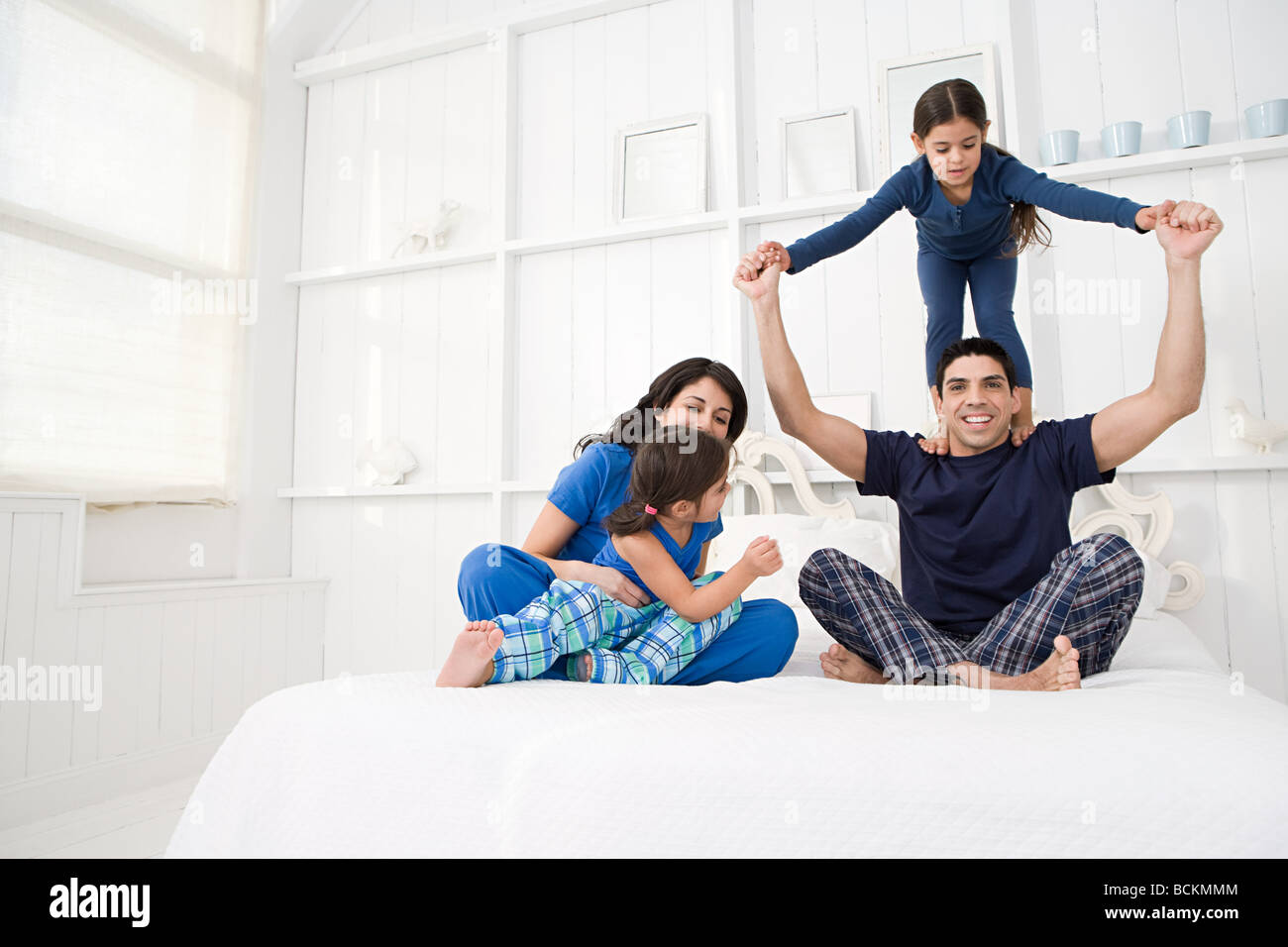 Hispanische Familie in einem Schlafzimmer Stockfoto