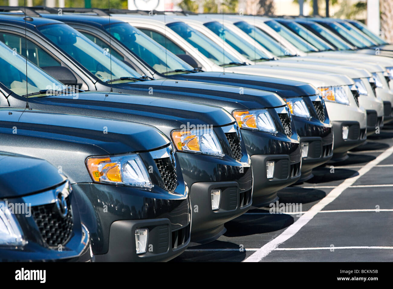 Neue Autos auf Parkplatz Stockfoto