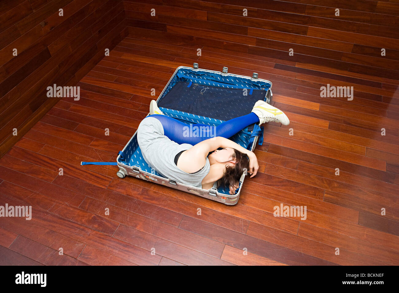 Junge Frau in einem Koffer Stockfoto