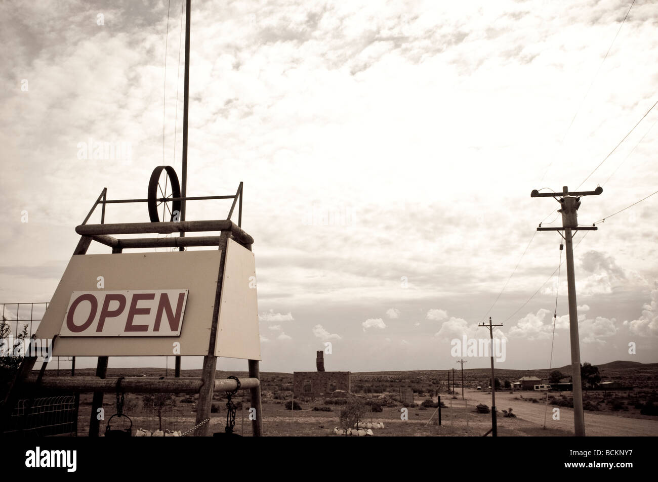 Schild "geöffnet" und einsamen Landschaft in Silverton NSW Australia Stockfoto
