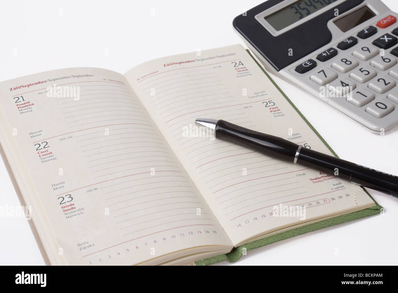 Business-Rechner und Tagebuch mit Stift auf weißem Hintergrund Stockfoto