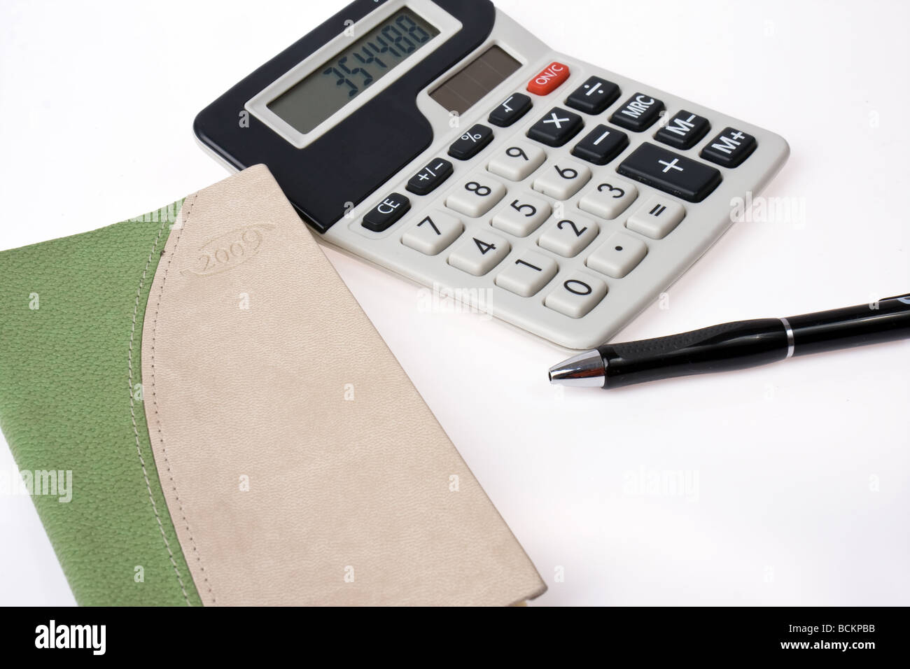 Business-Rechner und Tagebuch mit Stift auf weißem Hintergrund Stockfoto