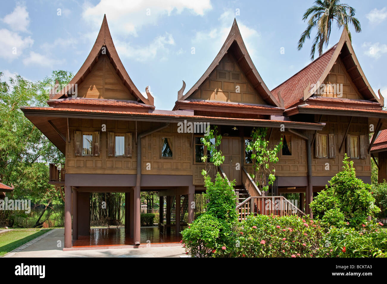 Thailand. Eine typische Thai-Stil Holzhaus als ein Gästehaus im Rose Garden, einem touristischen Komplex verwendet. Stockfoto