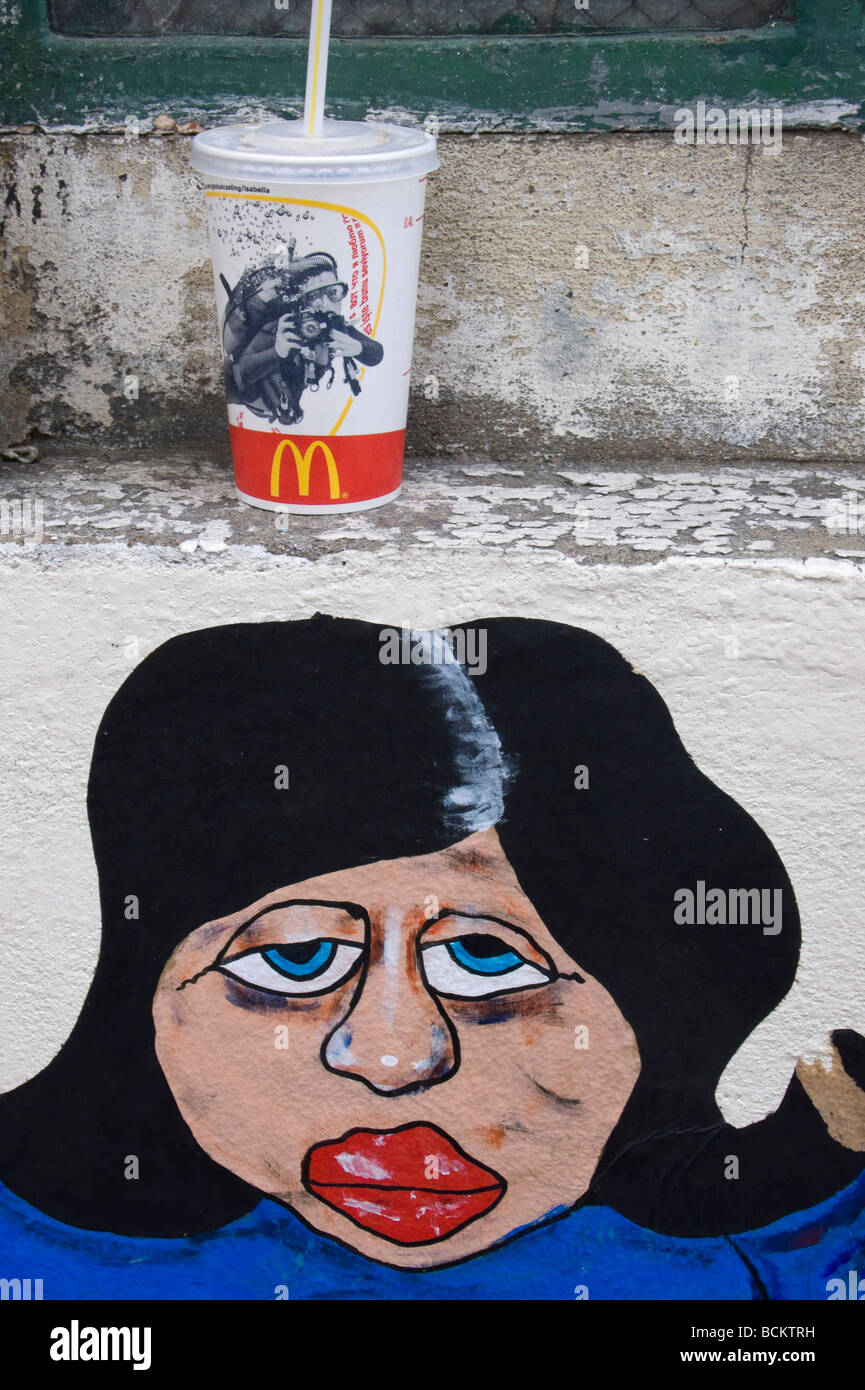 Graffiti und ausrangierte McDonalds trinken Hoxton London Stockfoto