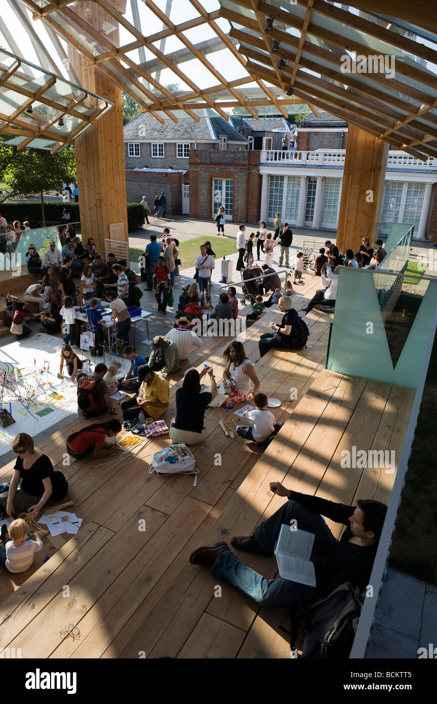Menschen im Pavillon, entworfen von Frank Gehry in 2008 Kensington Park, London Stockfoto