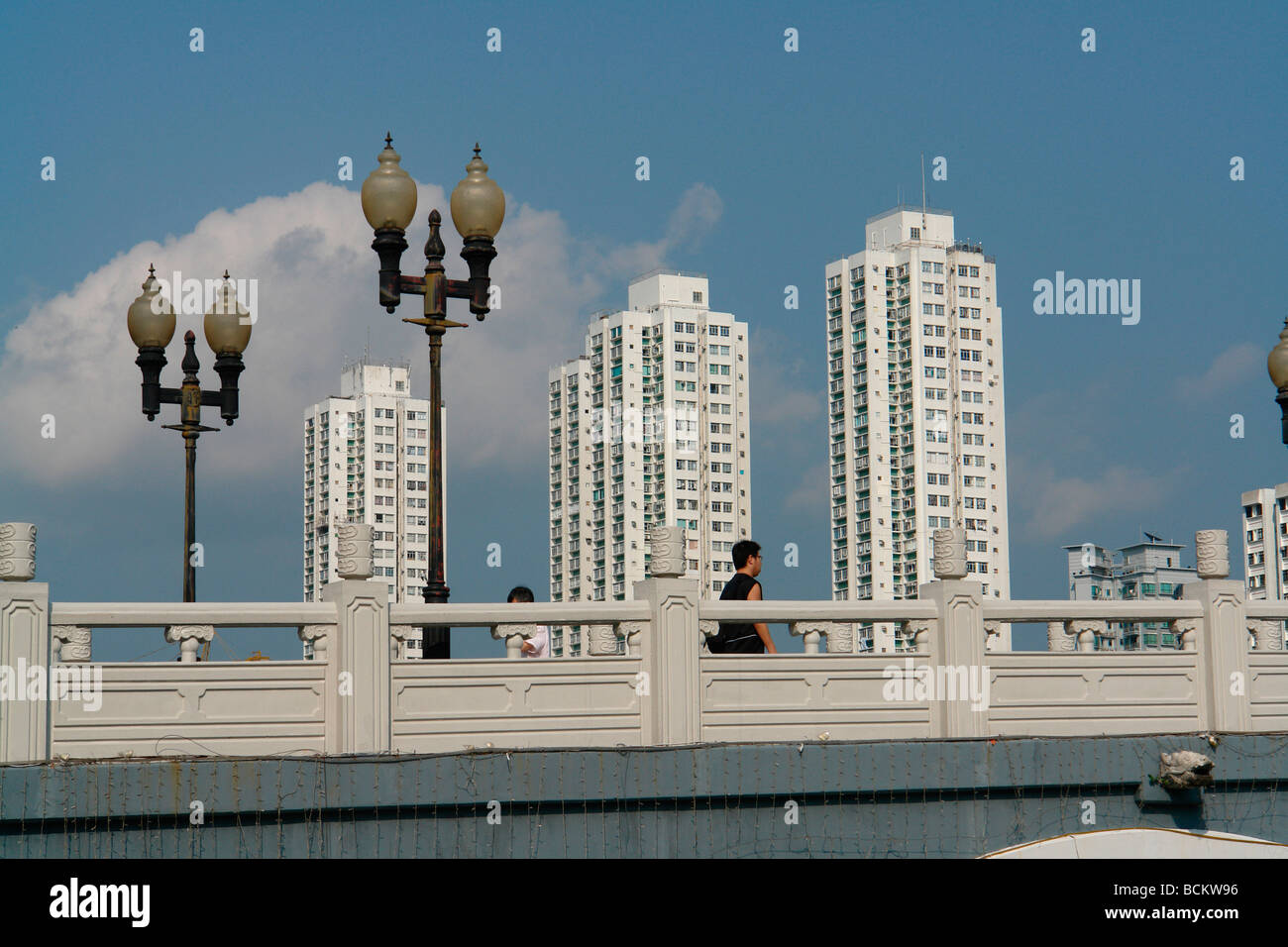 China Hong Kong Sha Tin Sozialwohnungen mit Lek Yuen Brücke zwischen Shing Mun River verbunden Stockfoto