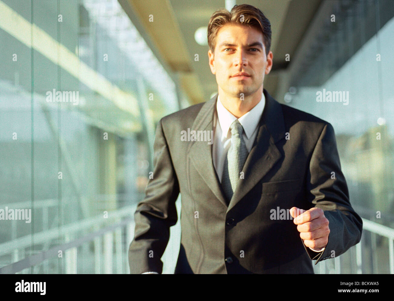 Jungunternehmer im Büro Flur laufen Stockfoto