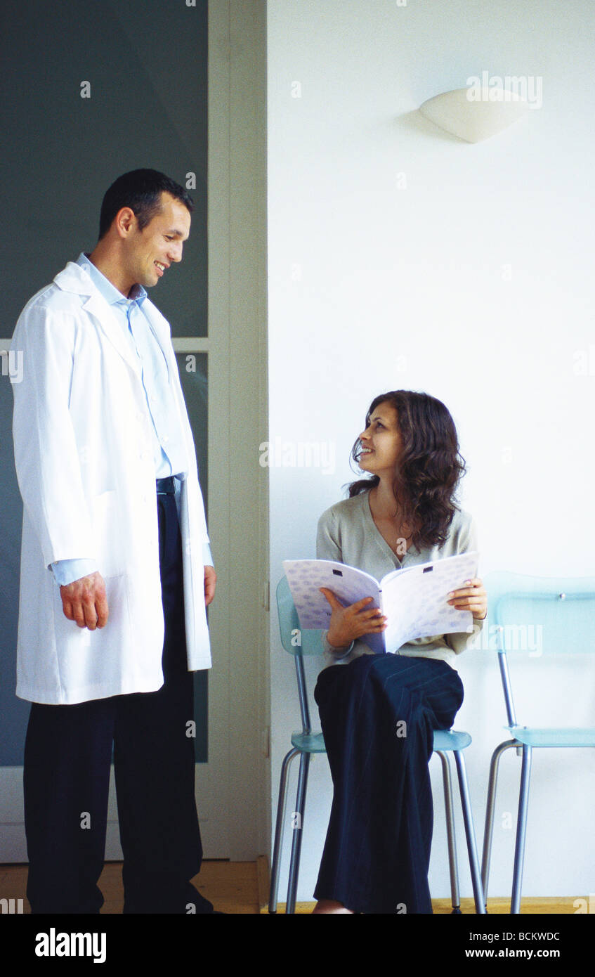 Arzt und Patient im Wartezimmer Stockfotografie