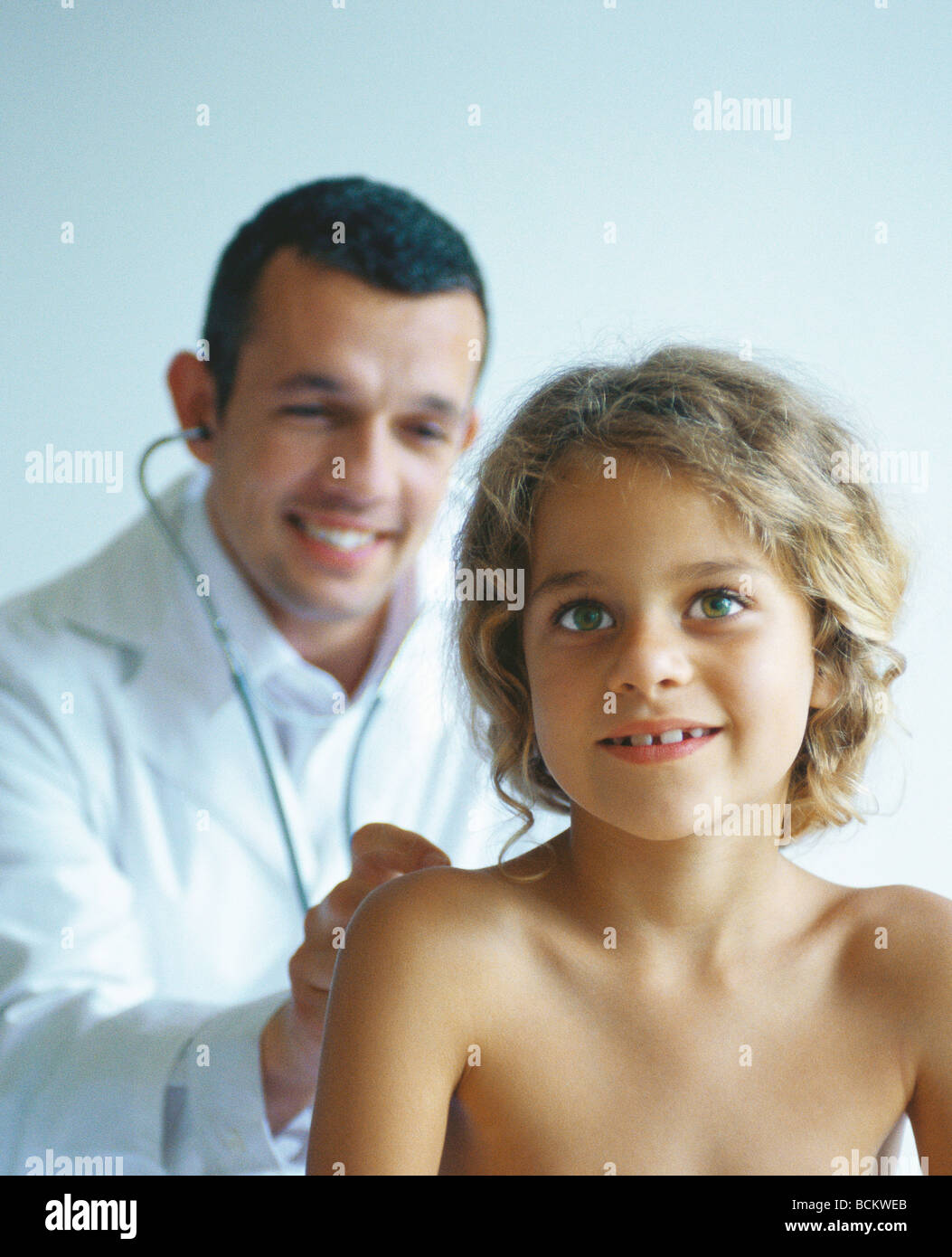 arzt untersuchen nackten oberkörper kind mit stethoskop stockfotografie