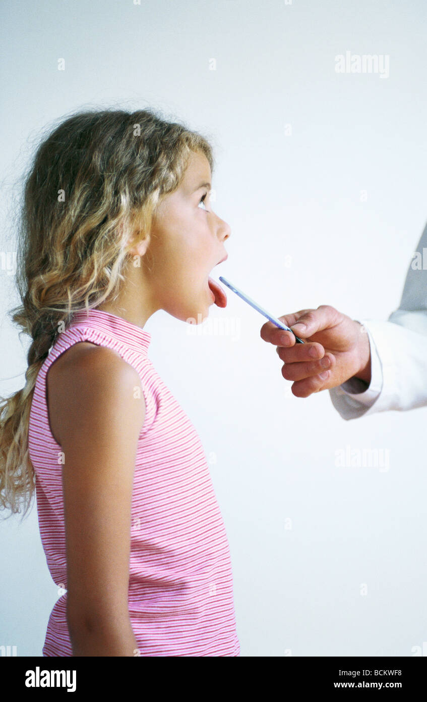 Mädchen, die Zunge für Arzt, Seitenansicht Stockfotografie - Alamy