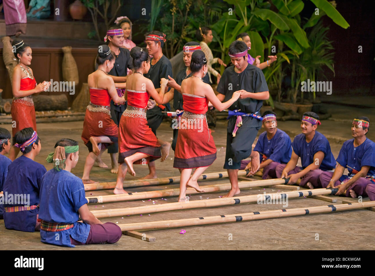 Thailand. Thai Männer und Frauen führen die energetische Bambus Tanz der Nordost-Thailand im Rose Garden. Stockfoto
