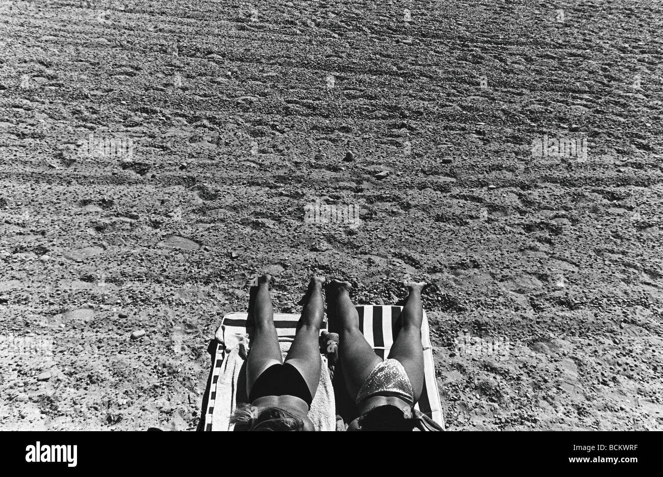 Zwei Frauen, Sonnenbaden, Unterteil, erhöhte Ansicht, b&w Stockfoto