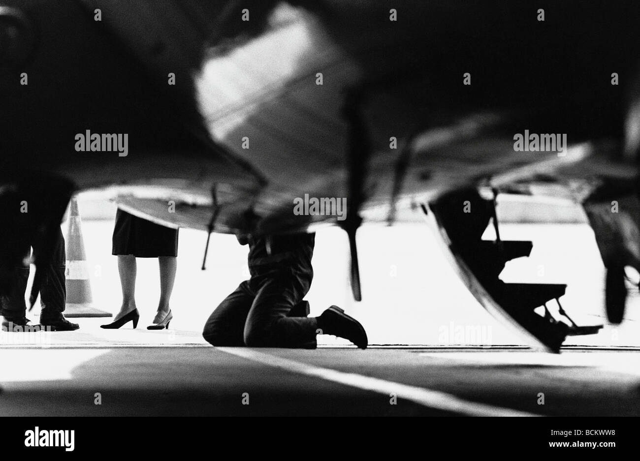 Menschen und Flugzeug, Unterteil, b&w Stockfoto