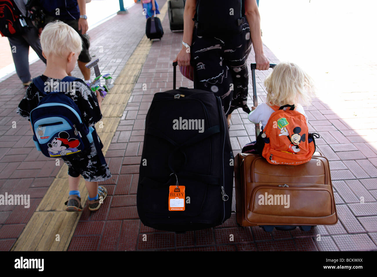 China Hong Kong Mutter und Kinder mit schwerem Gepäck unterwegs Stockfoto