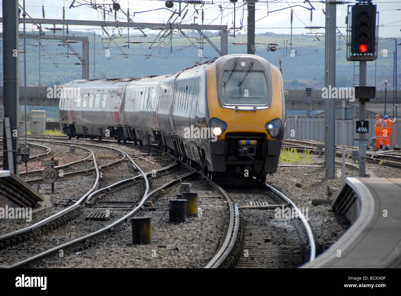Cross Country tritt Zug den Bahnhof in Newcastle am Tyne England Stockfoto