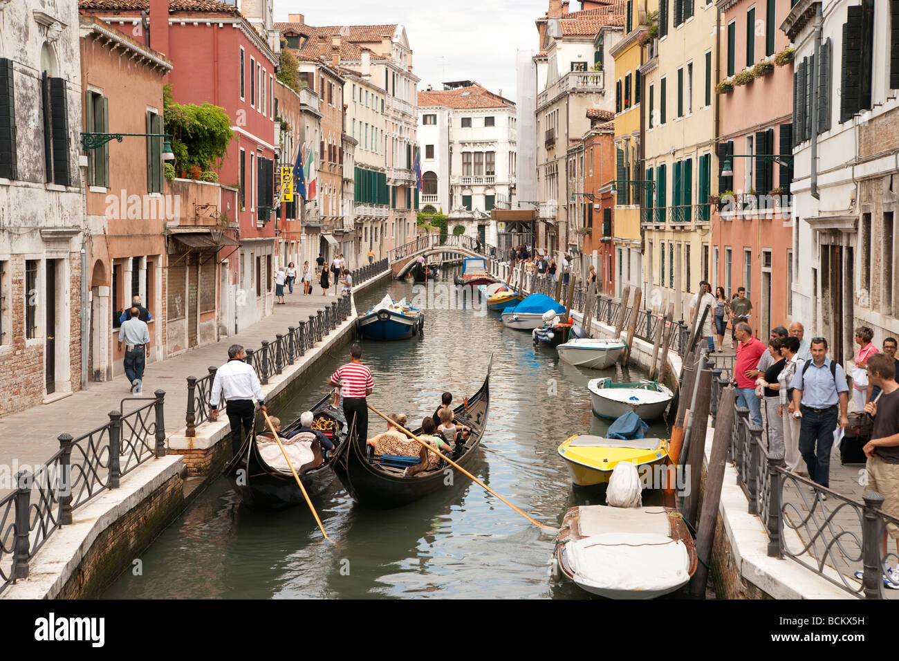 Venedig-Gondeln auf dem Rio Marin führt in Sestiere San Polo aus gegenüber dem Bahnhof Santa Lucia Ferrovia Stockfoto