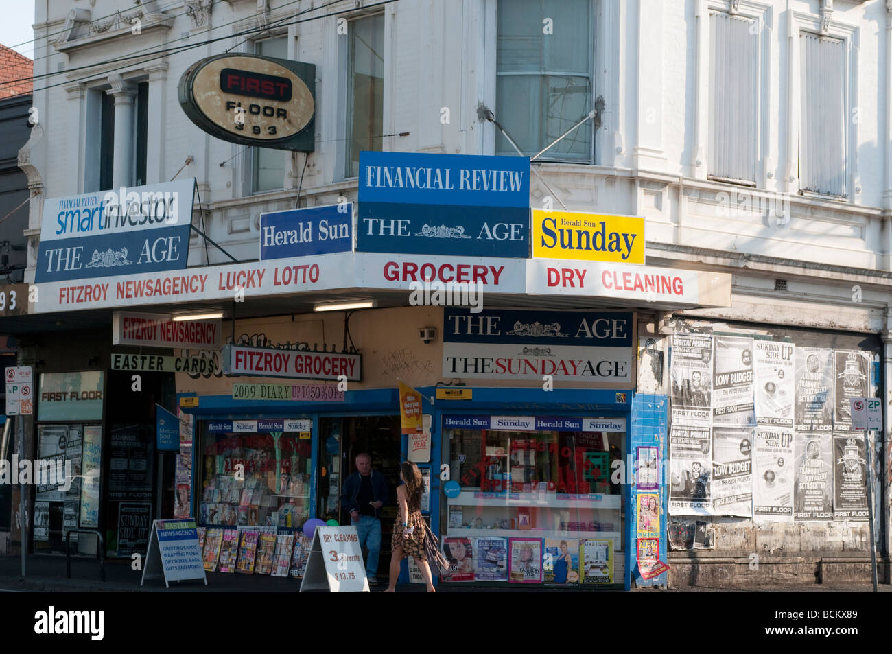 Straßenszene mit vielen Zeichen auf Brunswick Street Fitzroy Melbourne Victoria Australien Stockfoto