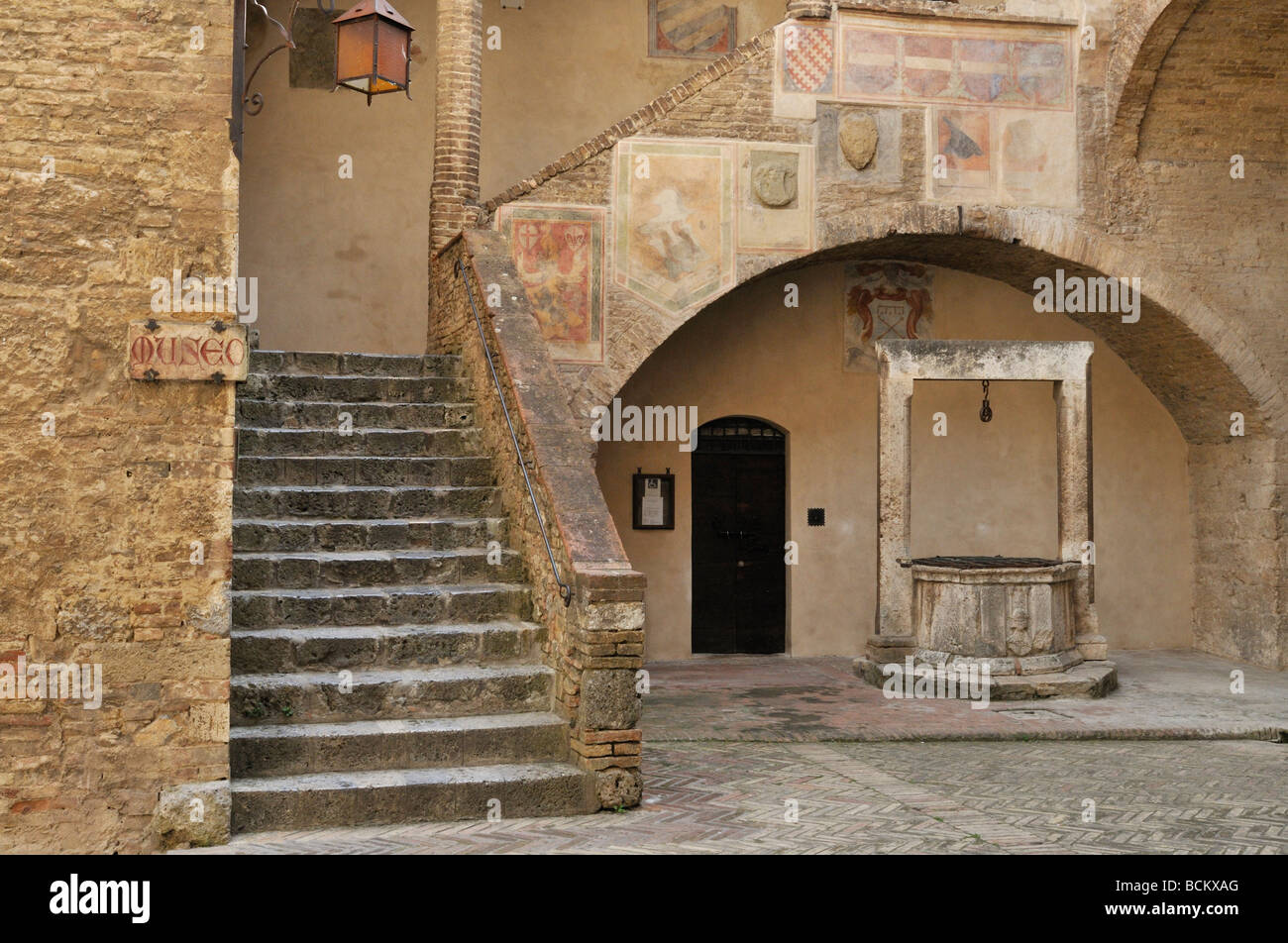 Schritte durch das Museo Civico in der Torre Grossa in San Gimignano, Toskana, Italien, Europa Stockfoto
