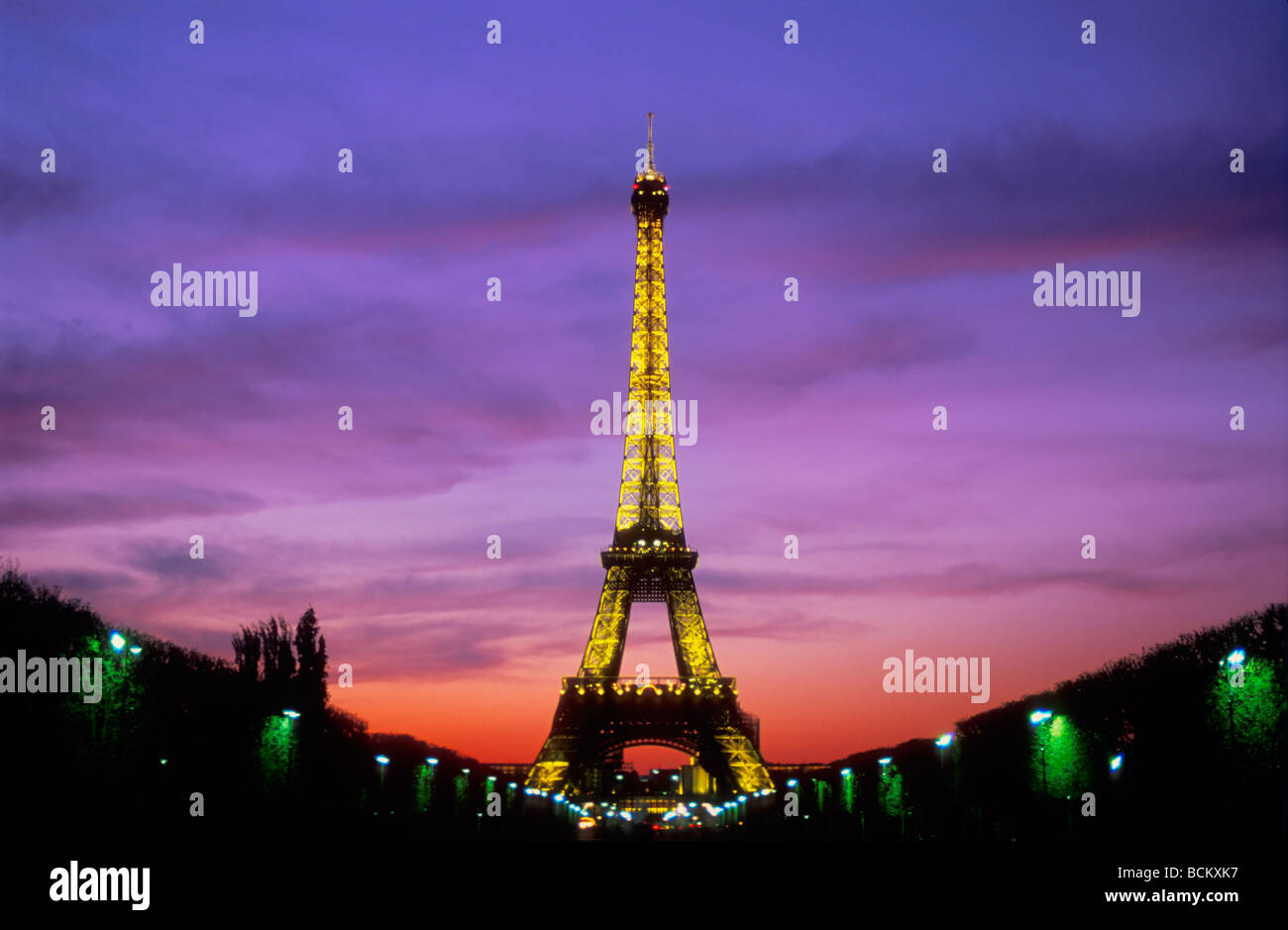 Paris Frankreich EU Europa „Eiffelturm“ Sonnenuntergang vom „Parc du Champs de Mars“ bhz Stockfoto