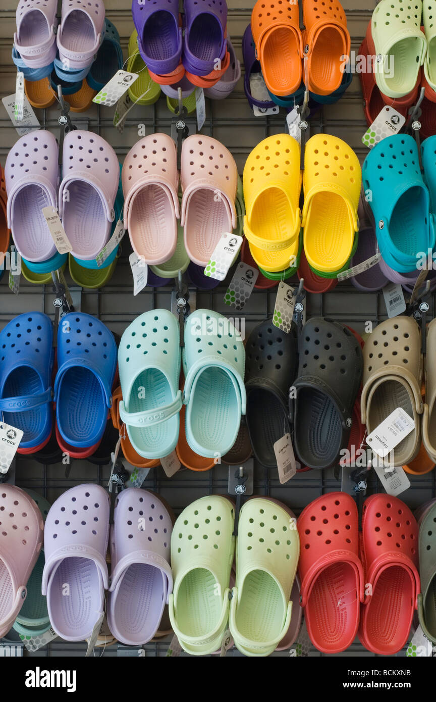 Crocs Schuhe hängen an einem Display rack Stockfoto