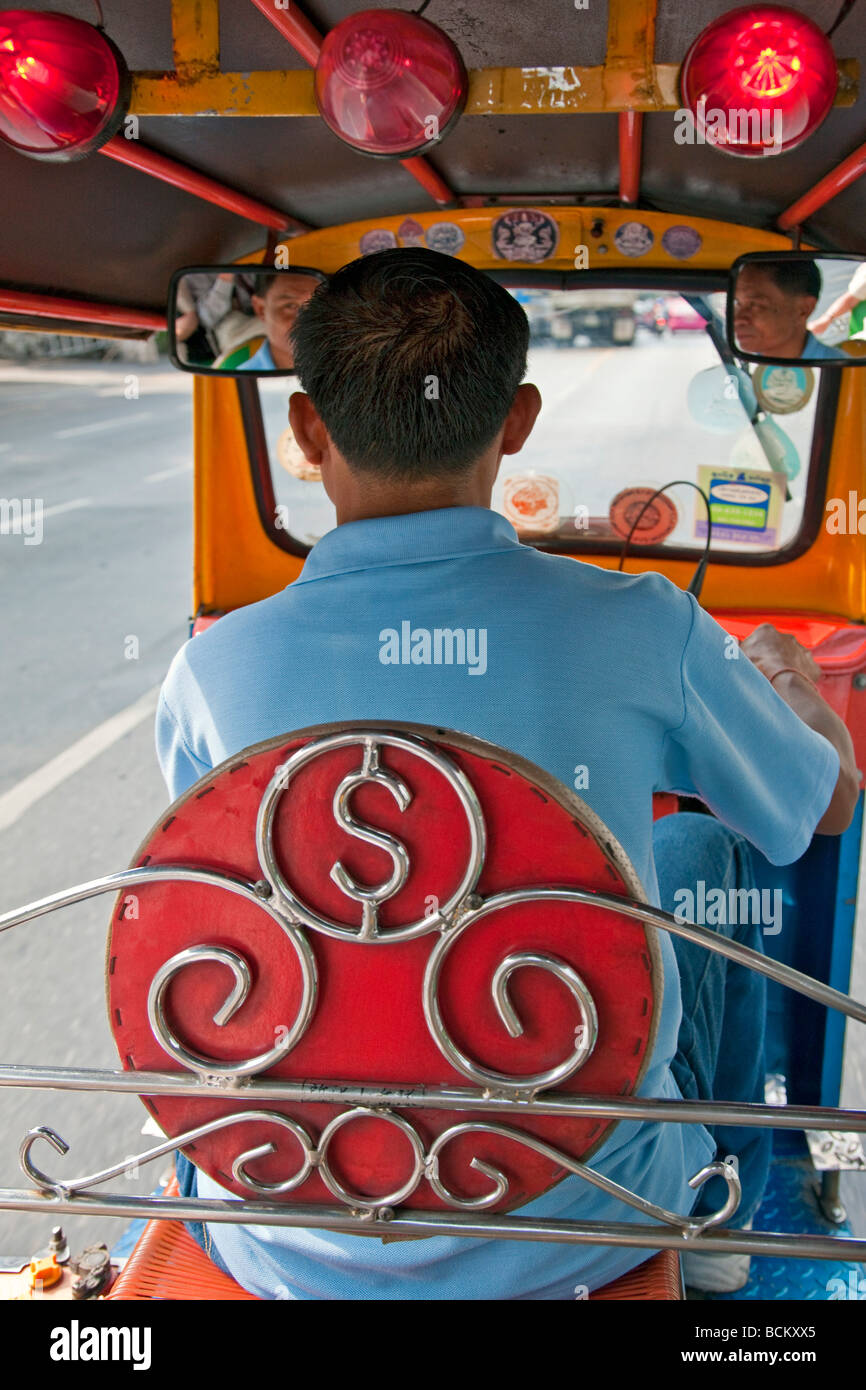 Thailand. Ein Taxifahrer in seinem Zweitakt-Tuk Tuk eine der besten Möglichkeiten der Fortbewegung überlasteten Stadt Bangkok. Stockfoto