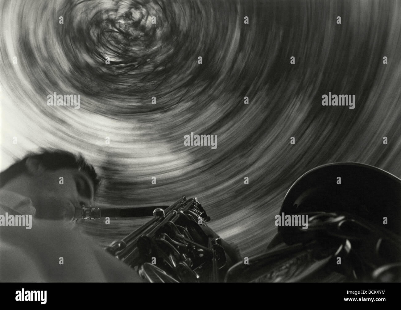 Saxophon, niedrigen Winkel Ansicht, b&w Person Stockfoto