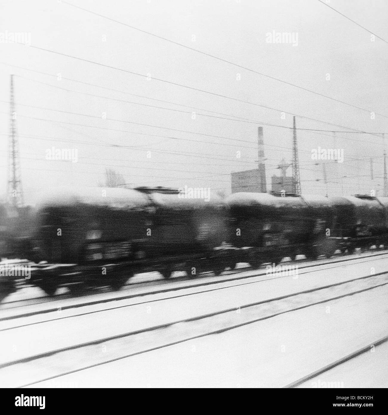 Zug im Schnee, b&w Stockfoto