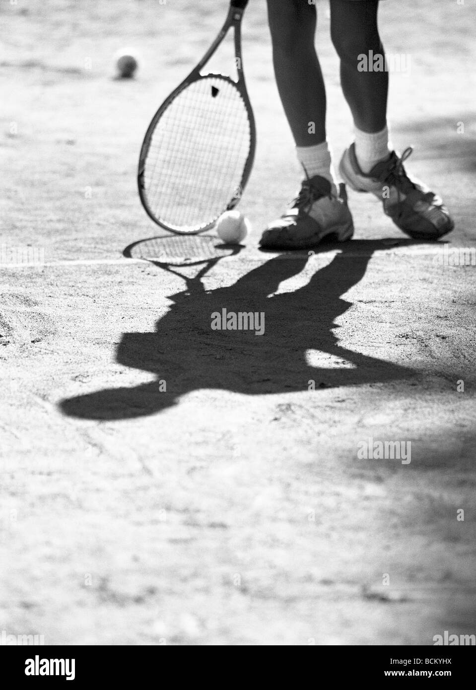 Kind stehen mit Tennisschläger und Ball, niedrig, Abschnitt, b&w Stockfoto