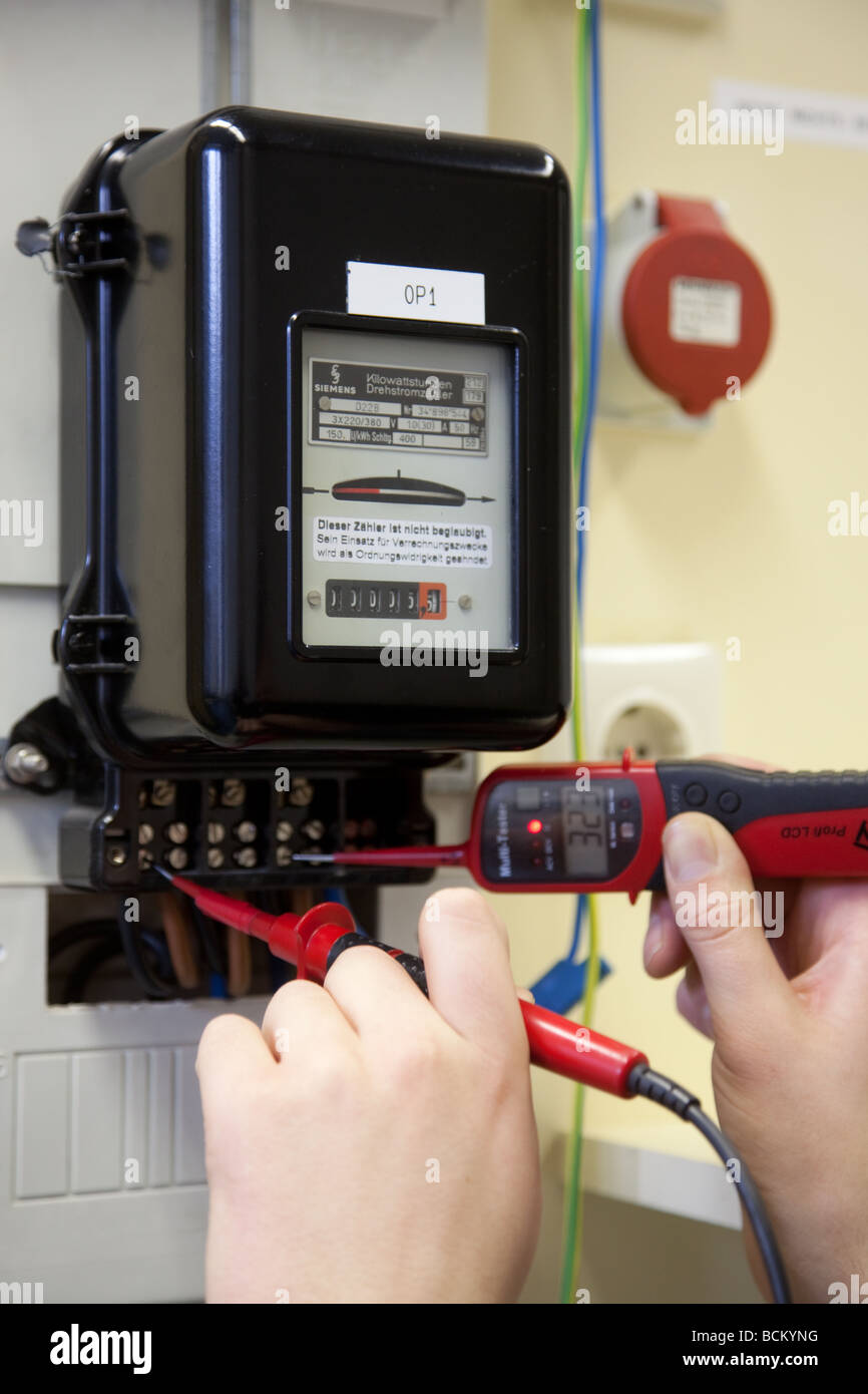 Electrican bei der Arbeit in der Ausbildungsstätte für Handwerksmeister Stockfoto