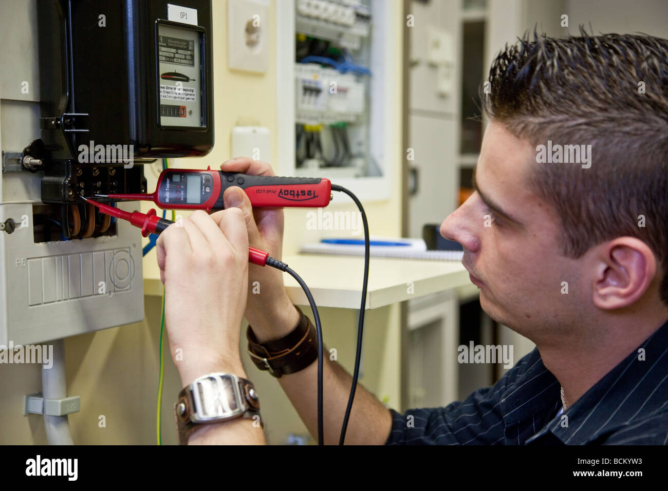 Electrican bei der Arbeit in der Ausbildungsstätte für Handwerksmeister Stockfoto