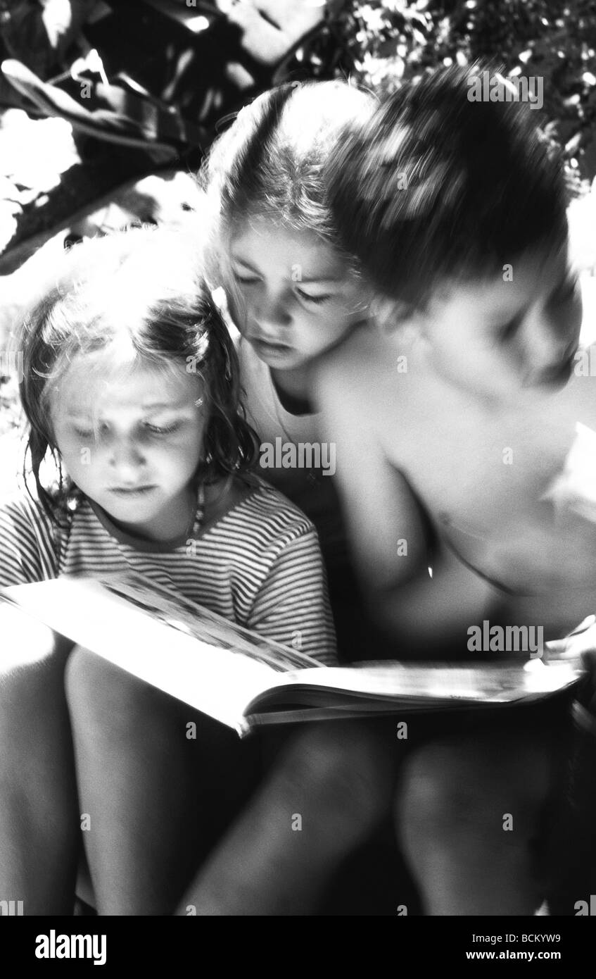 Kinder Buch zusammen im freien Stockfoto