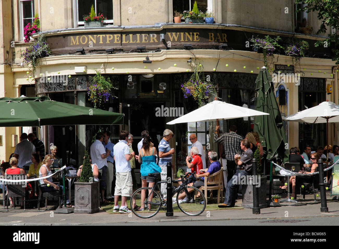 Cheltenham Spa Gloucestershire England UK Montpellier Weinbars &amp; Weinstuben in der Stadtzentrum Kunden außerhalb Stockfoto