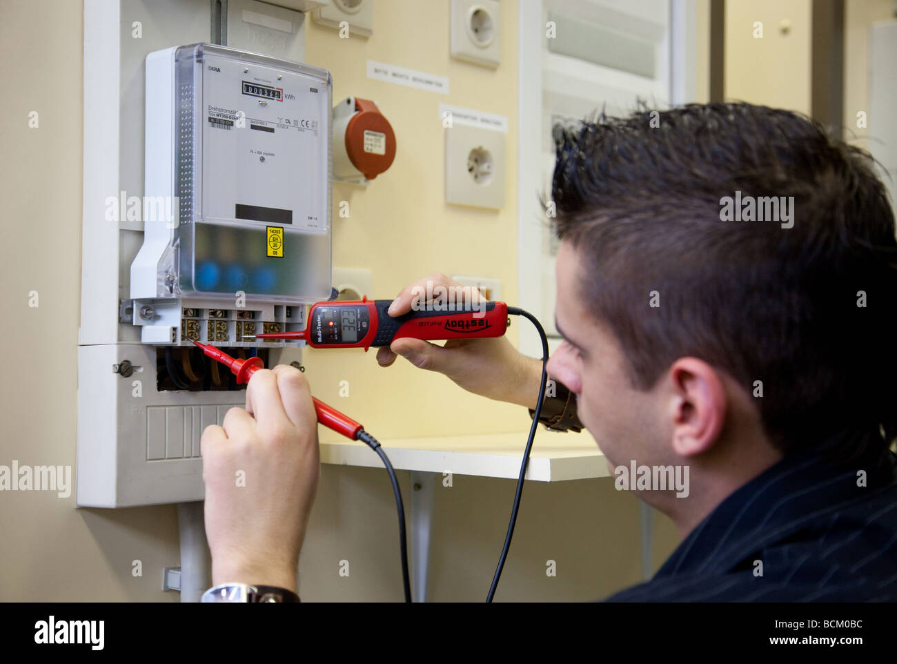 Electrican bei der Arbeit in der Ausbildungsstätte für Handwerksmeister Stockfoto