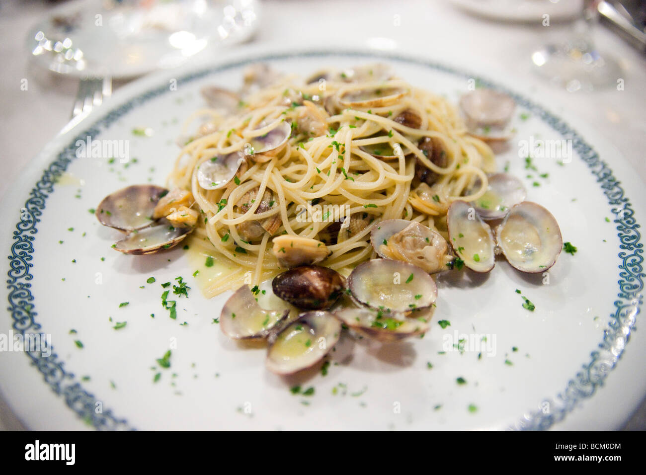 Spaghetti Vongole - Pasta mit Muscheln wie gedient Hotel Rialto Restaurant Venedig Stockfoto
