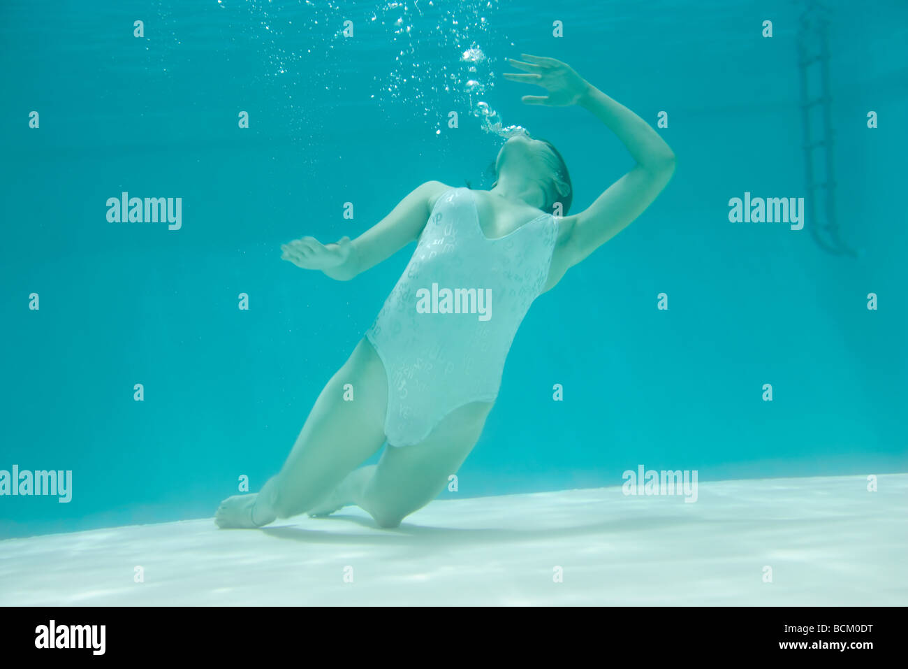 Teen Mädchen Unter Wasser Im Schwimmbad Stockfotografie Alamy