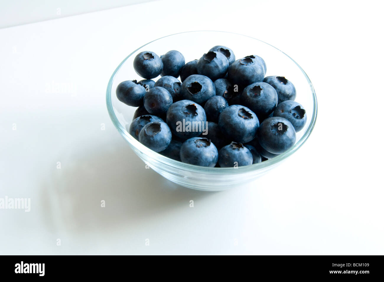 Heidelbeeren in eine kleine Glasschale Stockfoto