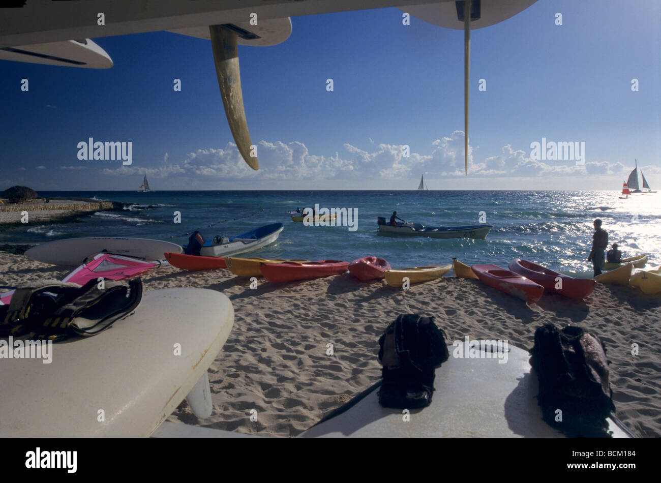 Surfbretter und Kanus am Strand von Bayahibe - Dominikanische Republik-Insel - Provinz La Altagracia - Caribbean Stockfoto