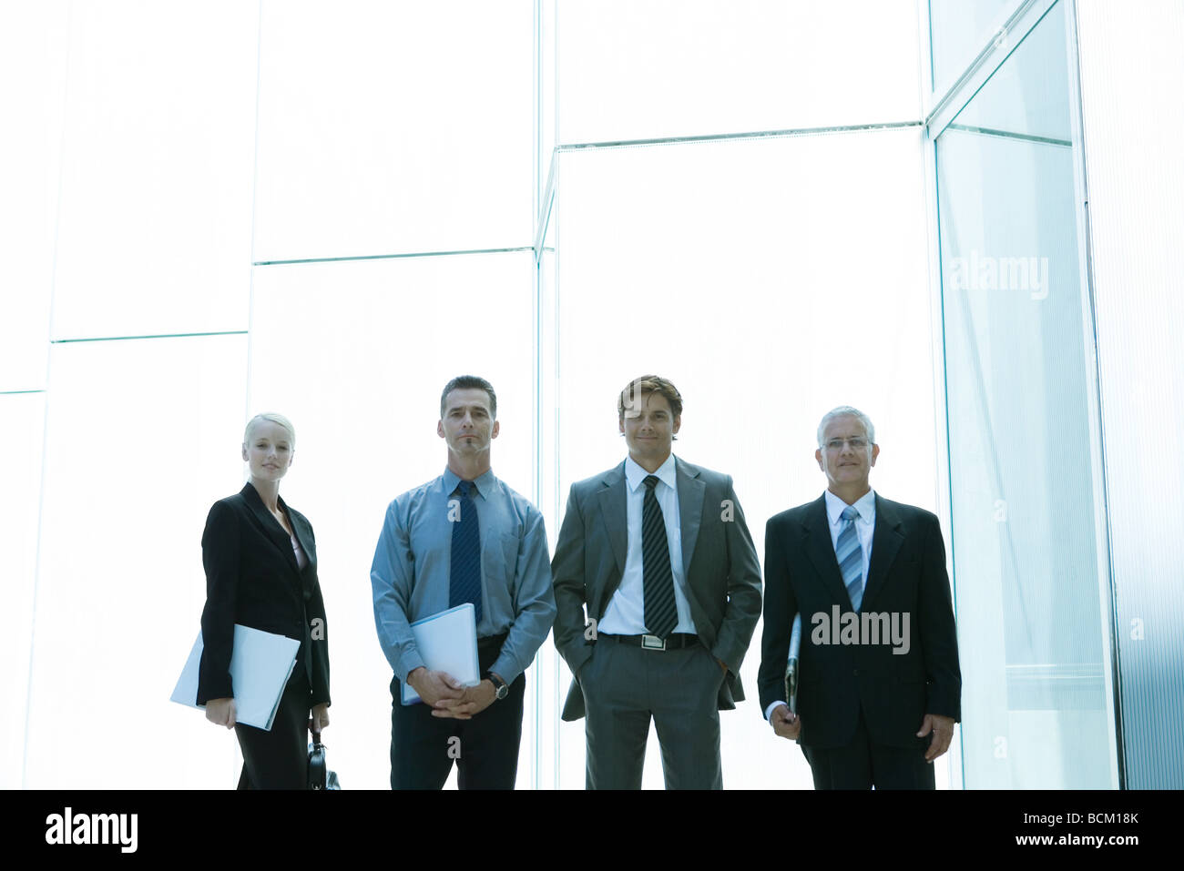 Business-Team lächelnd in die Kamera, Vorderansicht, drei Viertel Länge Stockfoto