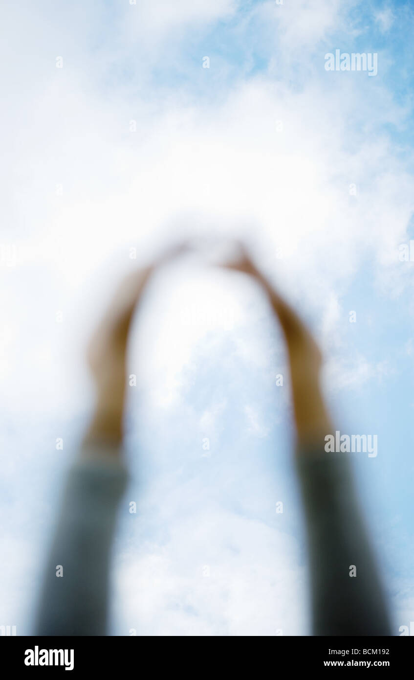 Arme erreichen für Himmel, Himmel im Hintergrund im Fokus Stockfoto