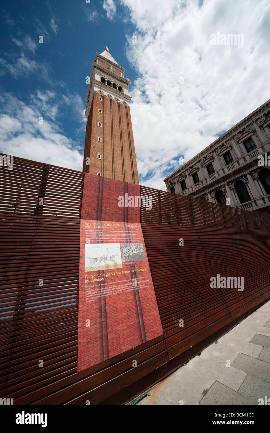 Venedig Markusplatz - Poster und Barriere bezieht sich auf die Prävention arbeiten zu überfluten Stockfoto