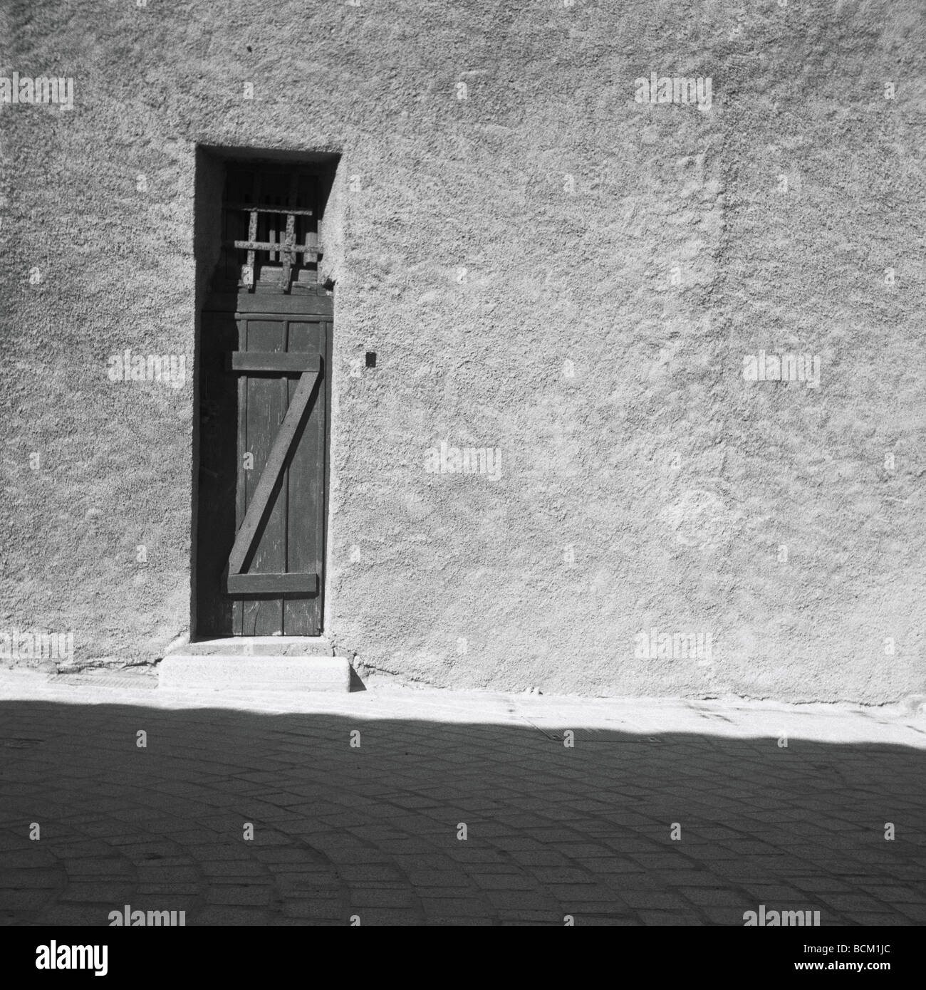 Tür in die Seite des Gebäudes, schwarz / weiß Stockfoto