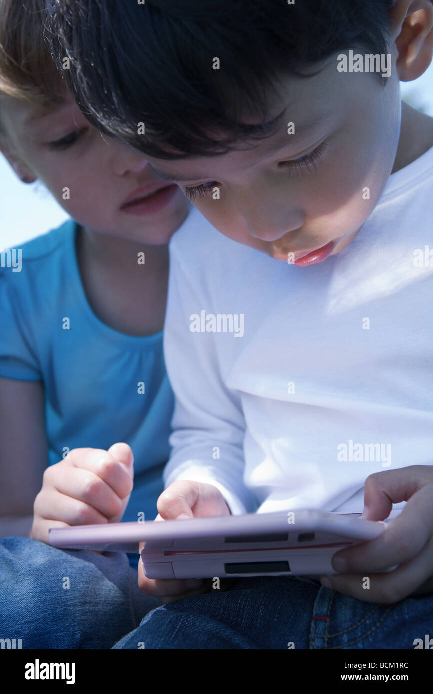 Kinder spielen mit dem handheld Videospiel, Nahaufnahme Stockfoto