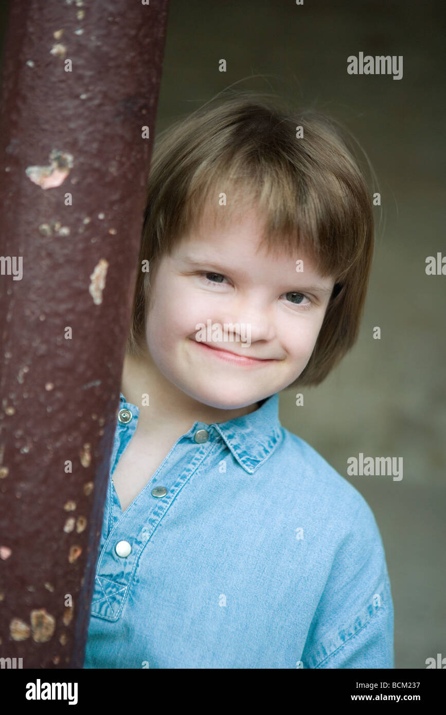 Mädchen mit Down-Syndrom lächelnd in die Kamera, Porträt Stockfoto