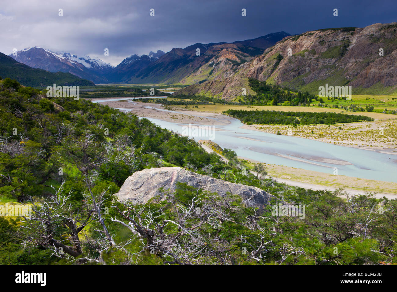 Verflochtener Flusstal in El Chalten im Los Glaciares Nationalpark Patagonien Argentinien Südamerika Dezember 2007 Stockfoto