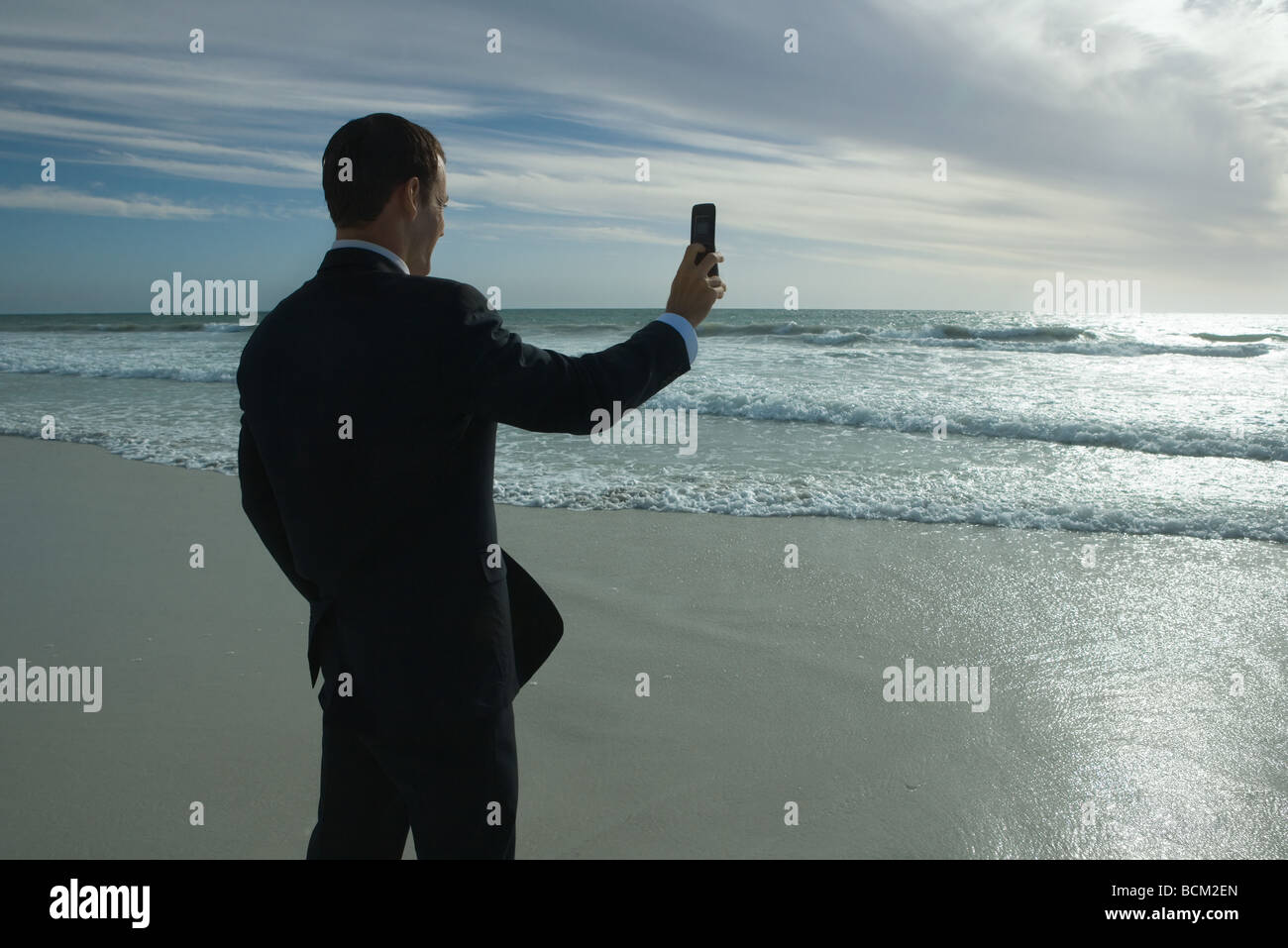 Geschäftsmann, stehen auf Strand, Meer mit Schalltrichter fotografieren Stockfoto